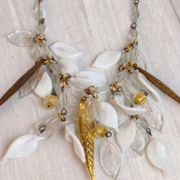 ♥️SOLD♥️ Golden Leaves Beaded & White Leafed Fringe Gold Tone Necklace - Picture 12 of 12